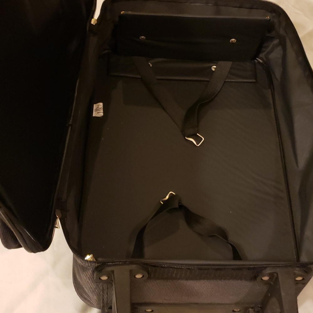 Carry On - Picture 10 of 10